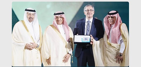 وزير التجارة يسلّم كلية لندن للأعمال سجلها التجاري لبدء أعمالها في الرياض