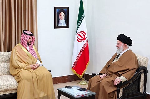 وزير الدفاع مع المرشد الإيراني