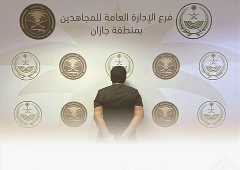 دوريات المجاهدين بجازان تقبض على مواطن لنقله 10 مخالفين لنظام أمن الحدود