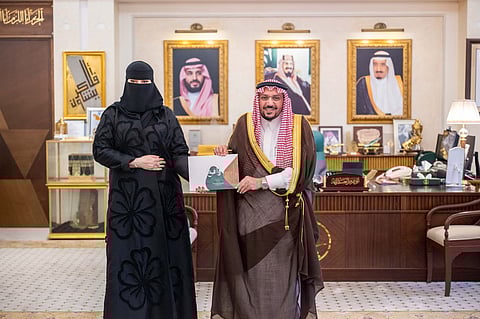 أمير القصيم يستقبل مديرة الأحوال المدنية بالمنطقة ويتسلم التقرير السنوي لعام 2024