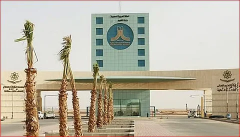 جامعة الحدود الشمالية تطلق المرحلة الأولى من مشروع تشجير مرافق الجامعة دعمًا للاستدامة البيئية