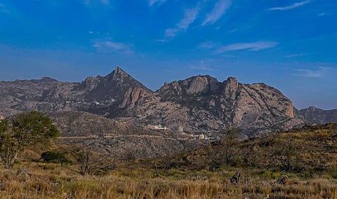 بارتفاع 2500 مترٍ.. جبل أثرب وجهة سياحية وتاريخية في قلب سراة الباحة