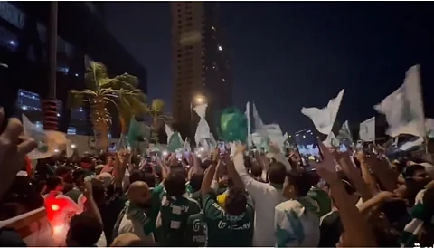 جماهير الأهلي تحتفل بلقب «أبطال آسيا» وتترقّب وصول حافلة الأبطال (فيديو)