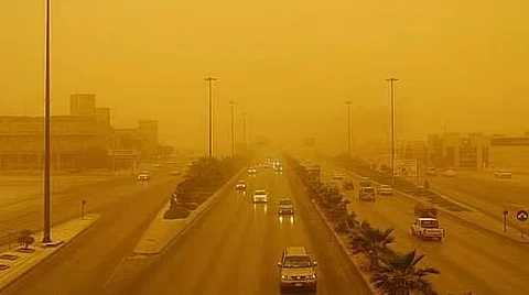 «المرور» يطالب قائدي المركبات بتوخي الحذر خلال موجات الغبار
