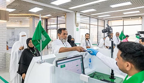 رحلة الحج الأولى لمدير مدرسة متقاعد من دكا.. مبادرة «طريق مكة» تيسر وتختصر المسافات