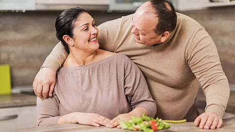 دراسة: الزواج يزيد سعادة الرجال.. لكنه يضاعف خطر السمنة