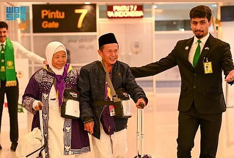 استغرق تحقيق حلمه 40 عامًا.. مبادرة طريق مكة تنقل "ليجيمان" وزوجته إلى مكة المكرمة