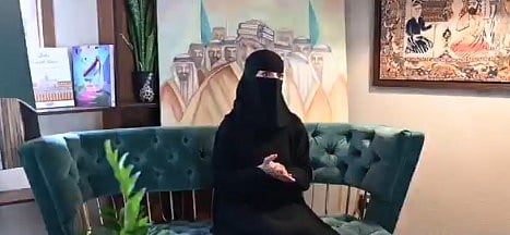 صفية أحمساني.. رسامة موهوبة منذ الصغر وأصبحت من أهم الفنانين التشكيليين في المملكة