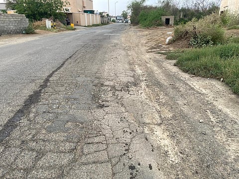 يتسبب بحوادث وأضرار للمركبات.. سكان «العقلة» و«الجوة» بالعارضة يطالبون بصيانة عاجلة لطريق متدهور