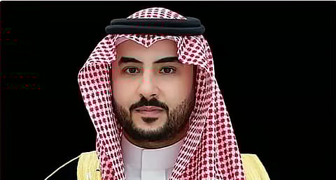 وزير الدفاع يصل العاصمة البريطانية لندن في زيارة رسمية