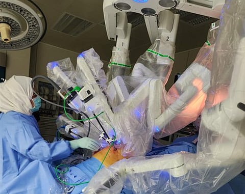 باستخدام الروبوت الجراحي.. نجاح عملية استئصال رحم وعقد لمفاوية لستينية بمدينة الملك عبدالله الطبية