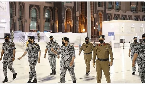 ضبط 3 مواطنين لنقلهم 108 وافدين من حاملي تأشيرات الزيارة مخالفين لأنظمة وتعليمات الحج