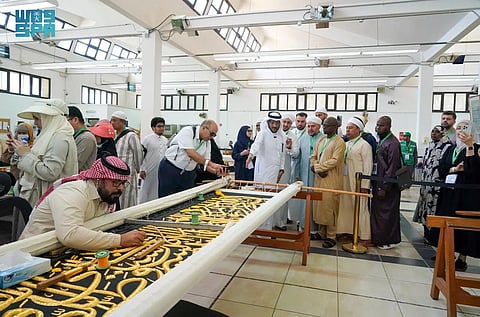 ضيوف برنامج خادم الحرمين الشريفين يزورون مجمع الكسوة ومعرض الوحي