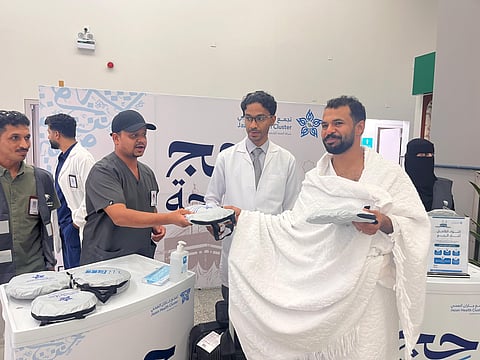 بالصور .. تجمع جازان الصحي يودع أكثر من 4 آلاف حاج بحقائب صحية ومحتويات توعوية ومظلات شمسية بالمحافظات ومخرج المنطقة