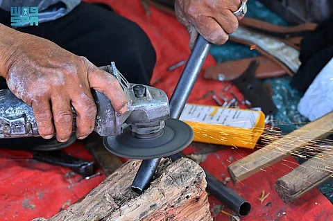 مهنة الحدادة وسَنّ السكاكين في جازان.. إرث يتجدد مع عيد الأضحى