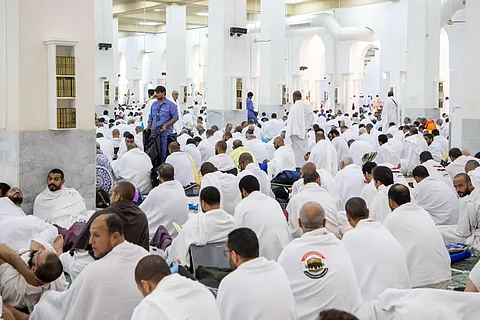 حجاج بيت الله يتوافدون إلى مسجد نمرة للاستماع إلى خطبة عرفة