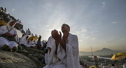 رحمة ورجاء وأكف مرفوعة بالدعاء في صعيد عرفات.. يوم تذوب فيه الحدود وتنهمر عَبرات ضيوف الرحمن