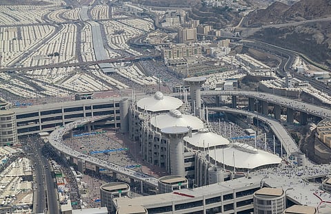 ساحات منظمة وأنفاق للمركبات وحواجز لتسهيل دخول وخروج الحجاج في منشأة الجمرات (فيديو)