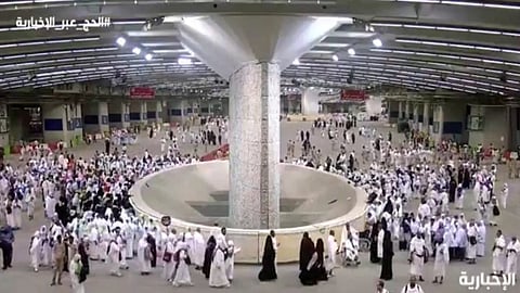 للوقاية من الإجهاد الحراري.. الفرق الصحية في منشأة الجمرات توزّع أظرفًا مثلّجة على ضيوف الرحمن