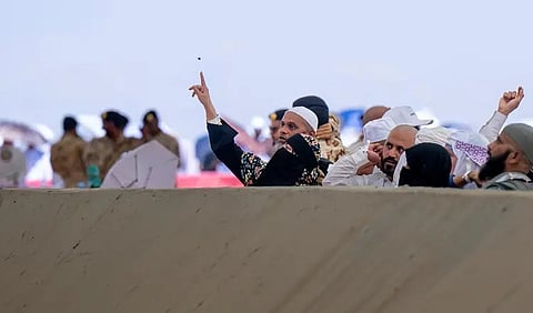 حُجّاج بيت الله الحرام يرمون الجمرات الثلاث في ثاني أيام التشريق