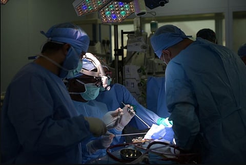 تدخل جراحي ينهي معاناة حاج هندي من خشونة متقدمة وانزلاق غظروفي