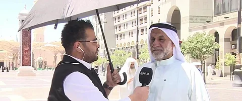 حاج بحريني يغمره السرور بعد أن أتم نسكه وزار المسجد النبوي