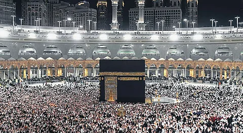 حجاج ذوي الشهداء والمصابين يتمّون مناسك الحج بطواف الوداع