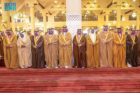 نائب أمير منطقة الرياض يؤدي صلاة الميت على الأمير فيصل بن تركي بن سعود الكبير