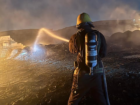 «الدفاع المدني» يخمد حريق مواد تدوير في القطيف دون إصابات