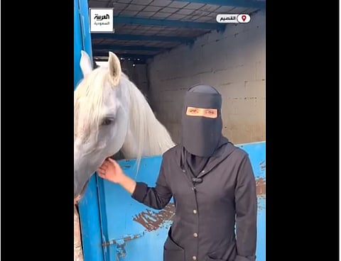 الجوزاء الرشيدي.. من طفلة هاوية لاحتراف التدريب على ركوب الخيل