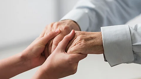 كيف نحسن معاملة كبار السن؟.. مختصة توضح