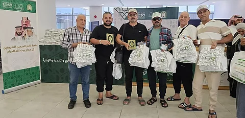 «الشؤون الإسلامية» توزع المصاحف على الحجاج المغادرين عبر منفذ حالة عمار