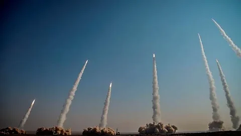 ادعاء صهيوني بإطلاق صواريخ إيرانية نحو إسرائيل.. والتلفزيون الإيراني ينفي