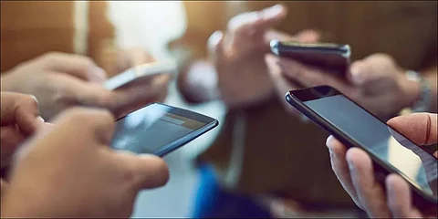«الصحة العالمية»: الإفراط في استخدام الجوال ووسائل التواصل يُفاقم الوحدة ويهدد الصحة العامة