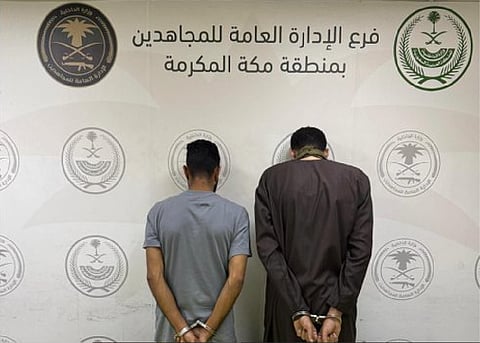 القبض على مقيمين بجدة لترويجهما مادة الحشيش وأقراصًا خاضعة لتنظيم التداول الطبي
