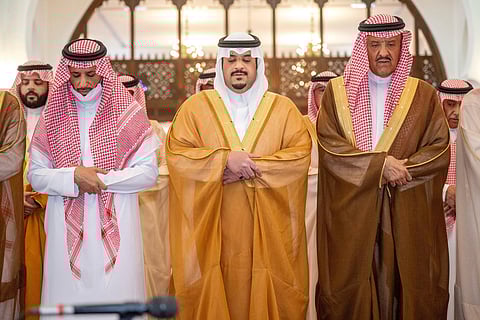 نائب أمير الرياض يؤدي صلاة الميت على والدة أبناء عبدالعزيز السالم