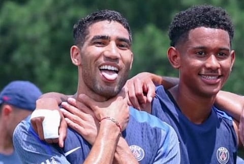 أشرف حكيمي يحتفل على طريقة المشجع الهلالي