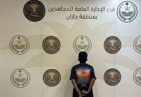 القبض على مقيم ومواطن بجازان لترويجهما القات والشبو