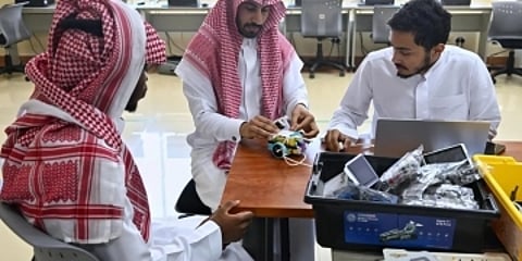 معسكر التصنيع الرقمي يستقطب 100 متدرب لتعزيز مهارات الذكاء الاصطناعي