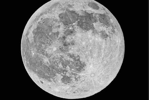 «فلكية جدة»: بدر محرم يُزيّن سماء الوطن العربي اليوم