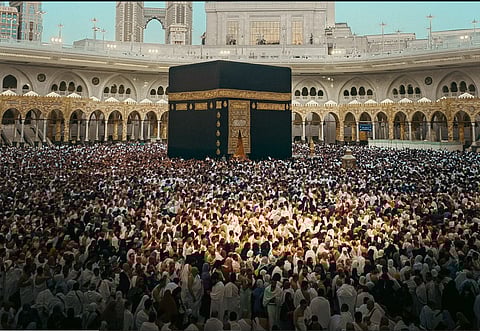 «ابن مكة» محمد الدهاسي.. 10 سنوات من توثيق روحانية الحرم المكي بعدسة فنية