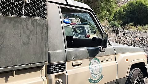 دوريات المجاهدين بجازان تقبض على مواطن لنقله مخالفًا لنظام أمن الحدود