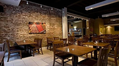 رائد أعمال يوضح أسباب الجدل بشأن تحديد مدة الجلوس في المطاعم