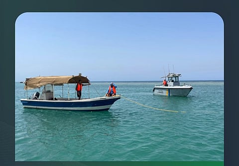 حرس الحدود بمكة المكرمة يُنقذ مواطنين تعطلت واسطتهما البحرية في عرض البحر
