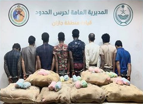 القبض على 8 مخالفين بجازان لتهريبهم 220 كيلوجرامًا من القات