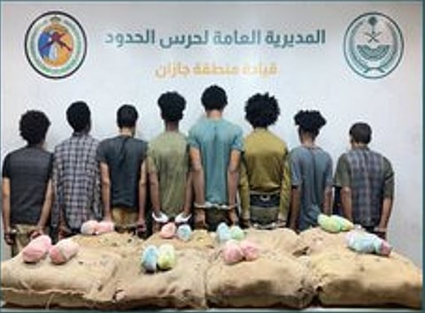 حرس الحدود بجازان يقبض على 8 مخالفين لتهريبهم 160 كلجم من القات