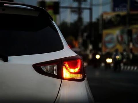 «المرور»: عدم استخدام إشارة الالتفاف عند تغيير المسار «مخالفة»