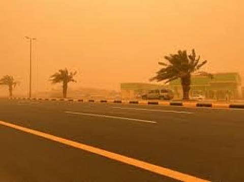 «الأرصاد»: عوالق ترابية وأتربة مثارة على منطقة الباحة