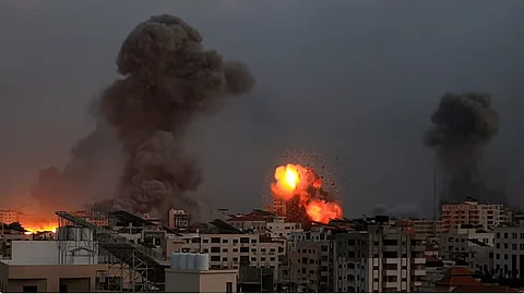 استشهاد 12 فلسطينيًا في غارتين إسرائيليتين على مخيم الشاطئ غربي مدينة غزة