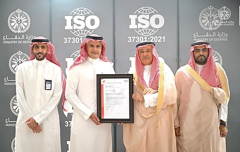 خلال تسلم الشهادة